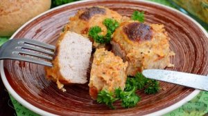 Просто и ловко: котлеты в духовке.
КУРИНЫЕ КОТЛЕТЫ В МОЛОЧНО-СМЕТАННОМ СОУСЕ