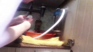 Прочищаю кухонную сантехнику сантехническим тросом