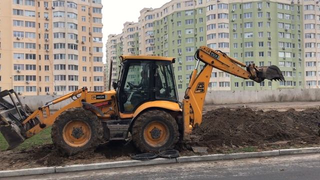 Трактор копает яму