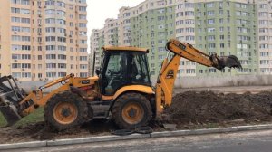 Трактор копает яму