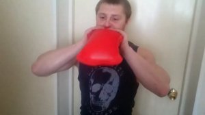 Разорвал грелку на выдохе.