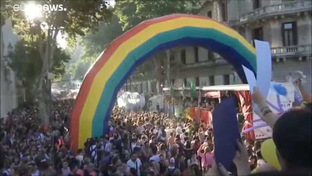 Летели лебеди, насрали на макушку - Песня смотреть онлайн