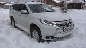 Mitsubishi Pajero Sport  -  В глубоком снегу или без лопаты никуда.