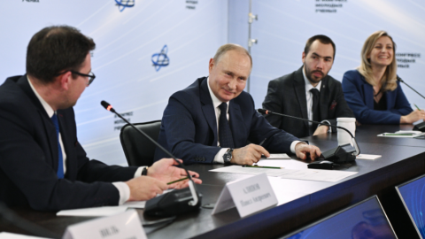 Владимир Путин провел встречу с молодыми учеными в Парке науки и искусства «Сириус»