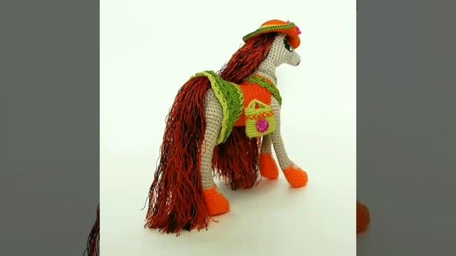 Fashion Crochet Amigurumi Horse Presentation. Модная вязаная лошадка представляет