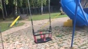 Маленькие качели и большая Маша