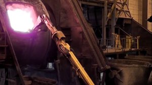 Демонтажный робот Brokk 800, чистка конвертера на металлургическом заводе