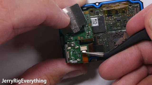 GoPro 5 Teardown - How to Repair a Hero 5 Screen, Lens, and Battery video смотреть онлайн