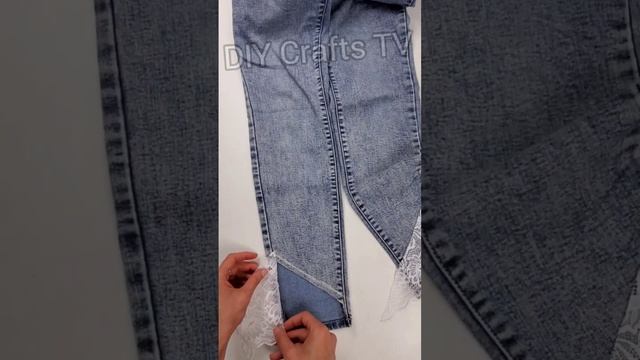 DIY RESTYLE OLD JEANS IN A FEW MINUTES SEWING HACKS смотреть онлайн