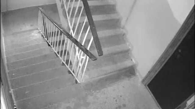 Домушник проверяет дверь смотреть онлайн