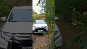 Лёгкое бездорожье на аутлендерах разного поколения.
