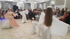 Необыкновенно красивый танец невесты с родными сестричками и мамой!Сёстры Таймазовы! Браво!Машаллах
