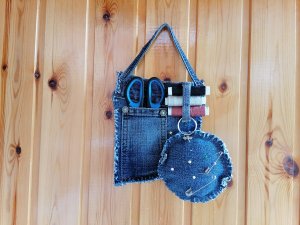 Органайзер из старых джинсов.