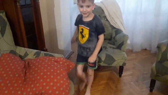 Найди машинку!  Прячем коллекционные железные игрушки машинки