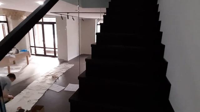 Облицовка лестницы деревом и перила из стекла
