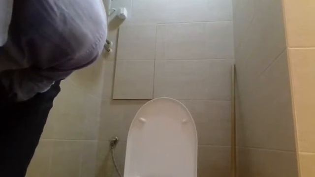 Как сесть на унитаз правильно. Моё первое видео смотреть онлайн