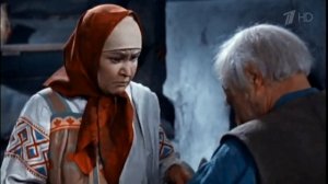 Инна Чурикова ест орехи (Морозко)