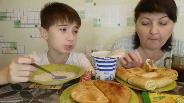 МУКБАНГ. Поздравление ?от Влада с днём мамы. ?Вкусные чебуреки из пятёрочки. смотреть онлайн