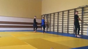 Подводящее упражнение для подхвата под одну ногу