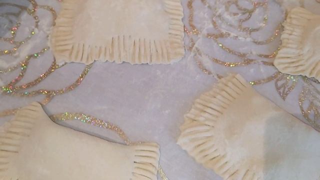 слойки с творогом и зеленью или мини чудушки из слоенного теста