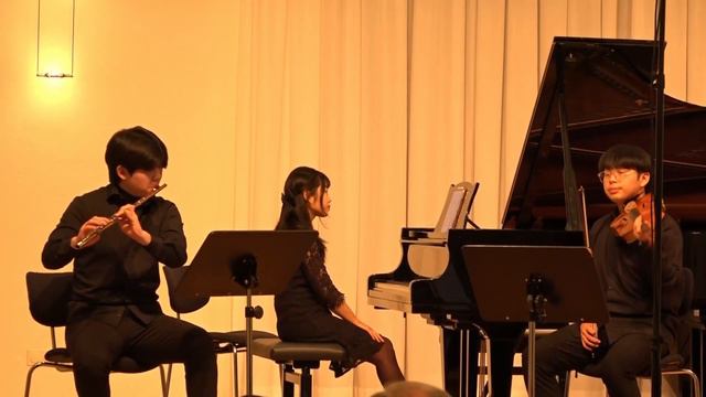 Debussy Sonata for Flute, Viola and Harp(Piano) смотреть онлайн