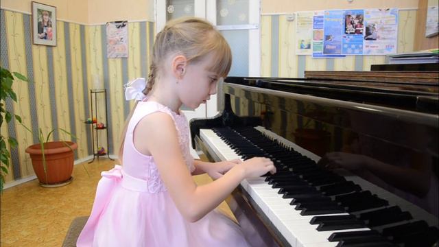 В.А.Моцарт Тема из Симфонии соль минор на фортепиано, София, 7 лет, 1 класс смотреть онлайн