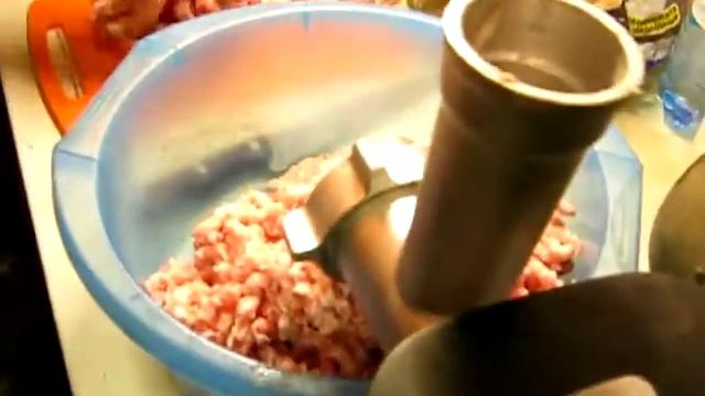 Крутим мясо гибрид мясорубки и стиральной машинки самоделка в действии. Витек нервно курит смотреть онлайн