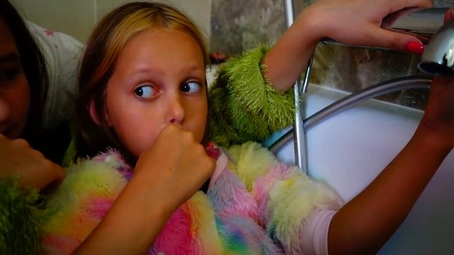24 часа в ВАННОЙ Челлендж! Ночь в Туалете!
