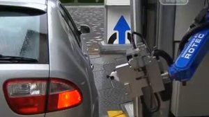 Робот заправщик.