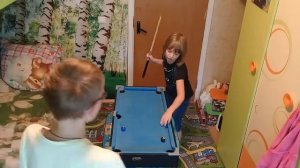 Играем в настольный бильярд