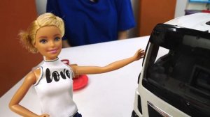 Смешное видео - Кукла Барби и Кен делают ремонт! – Видео шоу с Barbie. Ролевые игры для девочек