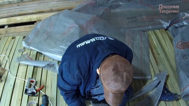 Как правильно уложить пароизоляцию на потолок [№29]
