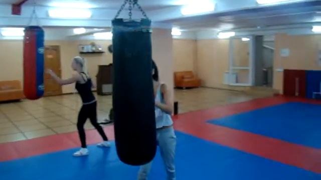 Тренировка по боевому фитнесу, эпизод 1 - работа на мешках смотреть онлайн