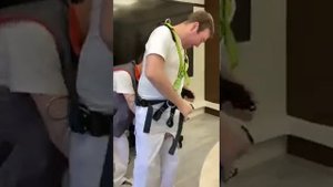 Как правильно надевать страховочную привязь и закрепить строп.