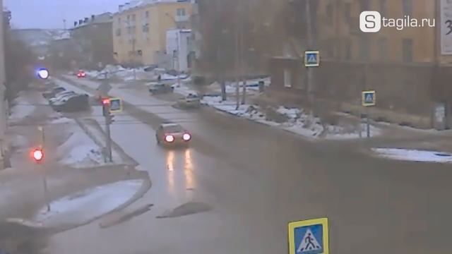 Мужчина на светофоре в центре Нижнего Тагила смотреть онлайн