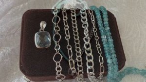 Украшения из натуральных камней  и цепочек. Современный дизайн и апатит ювелирного качества
