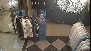 Ворует в магазине