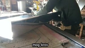 ЖЕСТЯНЫЕ РАБОТЫ Врезка патрубка на пристенный косоугольный вытяжной зонт.
