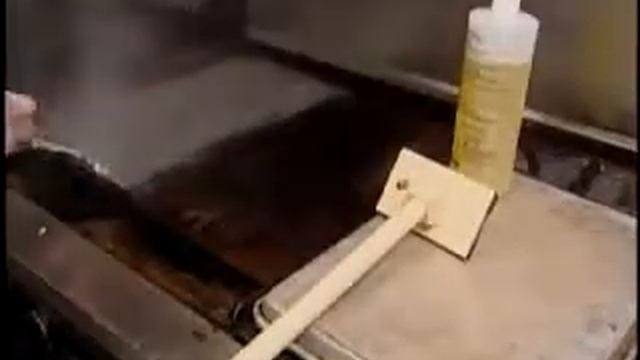 Чистка гриля за 5 минут! Ecolab Grease Express. Средство для профессиональной кухни смотреть онлайн