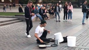 Уличный барабанщик в Москве