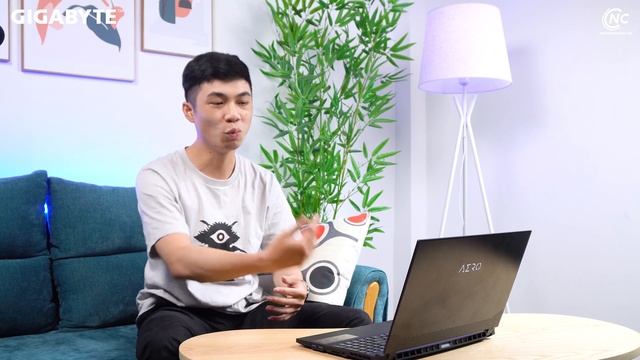 Laptop này có MÀN HÌNH ĐẸP hơn Macbook, LOGO phát sáng và HIỆU NĂNG VÔ ĐỐI - Gigabyte AERO 15 смотреть онлайн