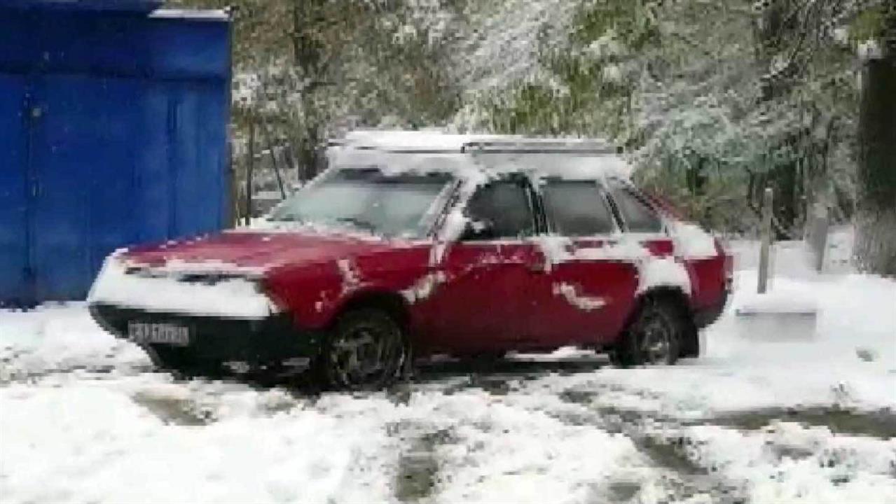 Внезапные снегопады застали врасплох автомобилистов, которые не сменили летние шины
