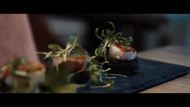 The Living Room - Main Bar смотреть онлайн