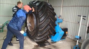 Монтаж огромной покрышки при помощи взрыва. Колесо от комбайна Полесье GS12 КЗС -1218