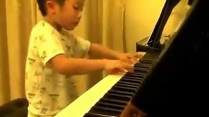 Китайский мальчик виртуозно играет на фортепиано.