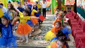 Красивый вход с листьями на осенний праздник.