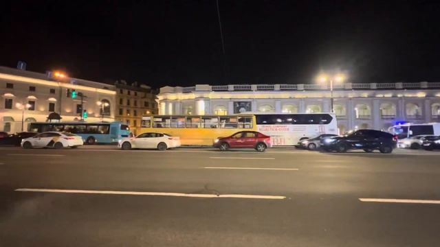 Прекрасный жёлтый ретро автобус на Невском проспекте в Санкт-Петербурге. ✅ смотреть онлайн