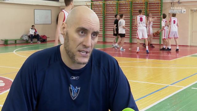 Самый высокий баскетболист России провёл мастер класс в Братске смотреть онлайн