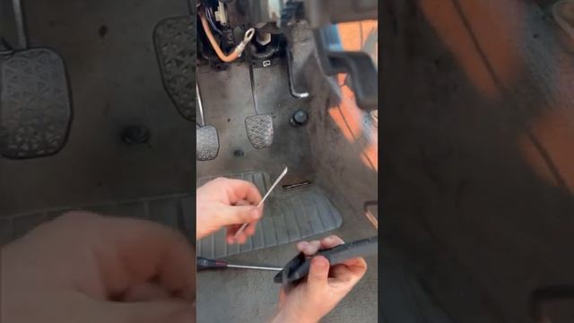 Как снять педаль газа на BMW E34. смотреть онлайн