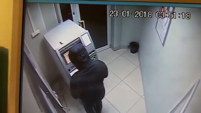 Хакер вскрыл банкомат на 360 тысяч рублей в Новосибирскее